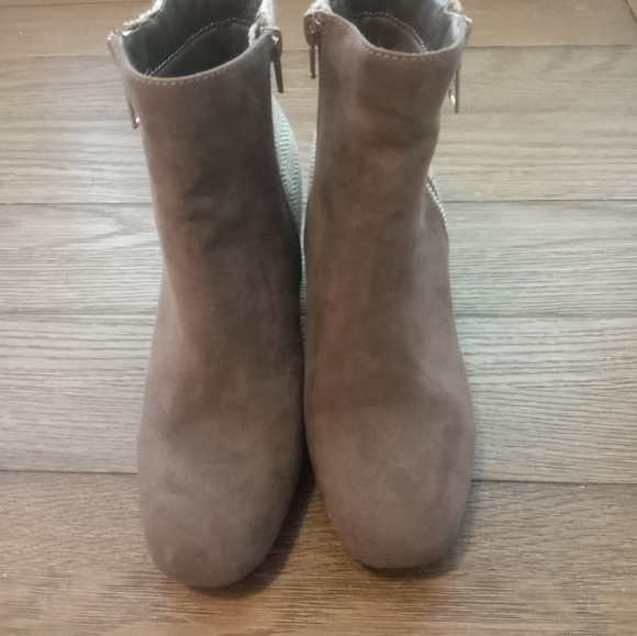 Women's gray chunky block heel booties - Picture 3 of 9